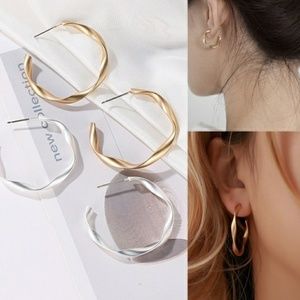 ❤ 4/$15❤ Silver Matte Twisted Small Hoop Earring